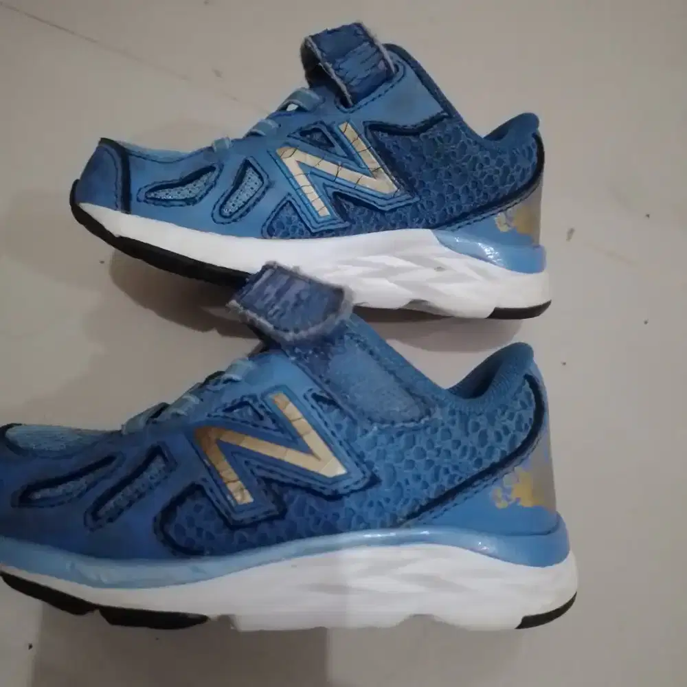 Sepatu anak New Balance
