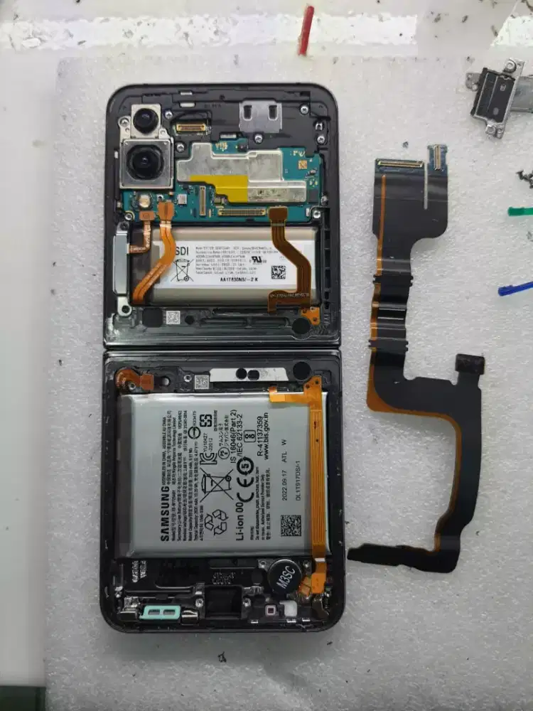 Service Z Flip 4 Z Flip5 flip6 di buka mati layar dalem gelap