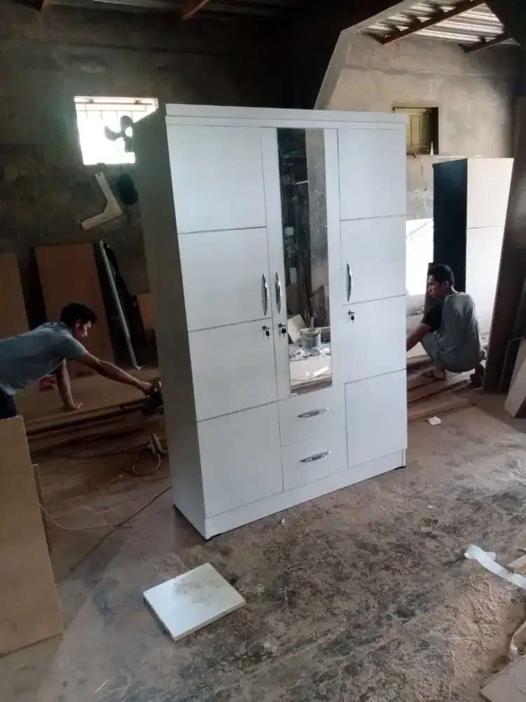 LEMARI PAKAIAN PINTU 3 KACA