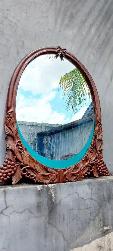 Kaca cermin rias bulat dinding kayu jati
