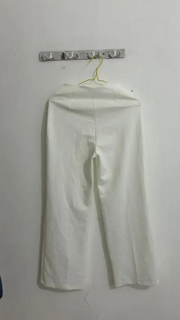Celana panjang putih