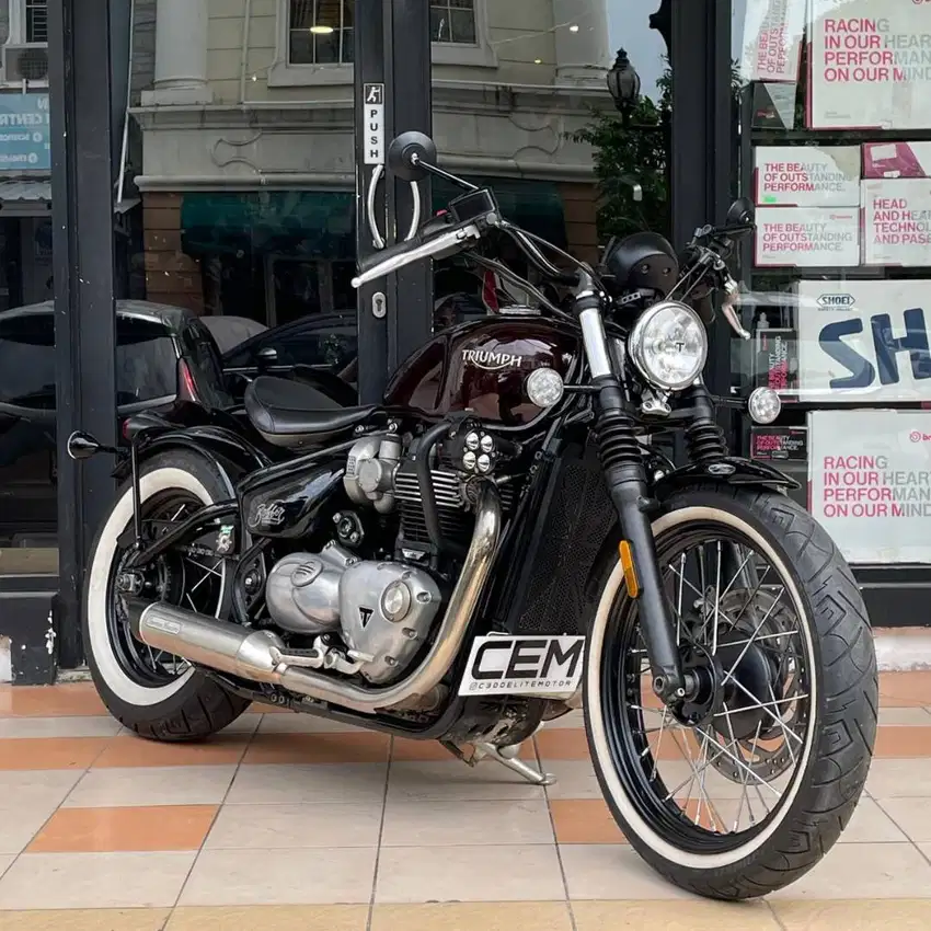 Triumph Bobber Bonneville Nik 2017 MOTOR MULUS SEHAT MODIFAN SIAP GASS