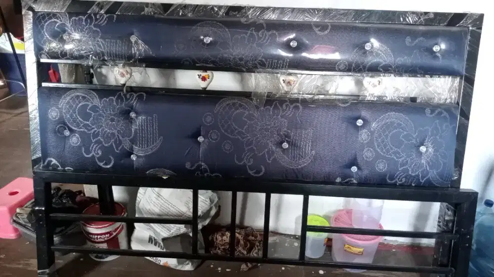 Jual dipan second ukuran 200 x 160 bahan besi L, kelengkapan lengkap.