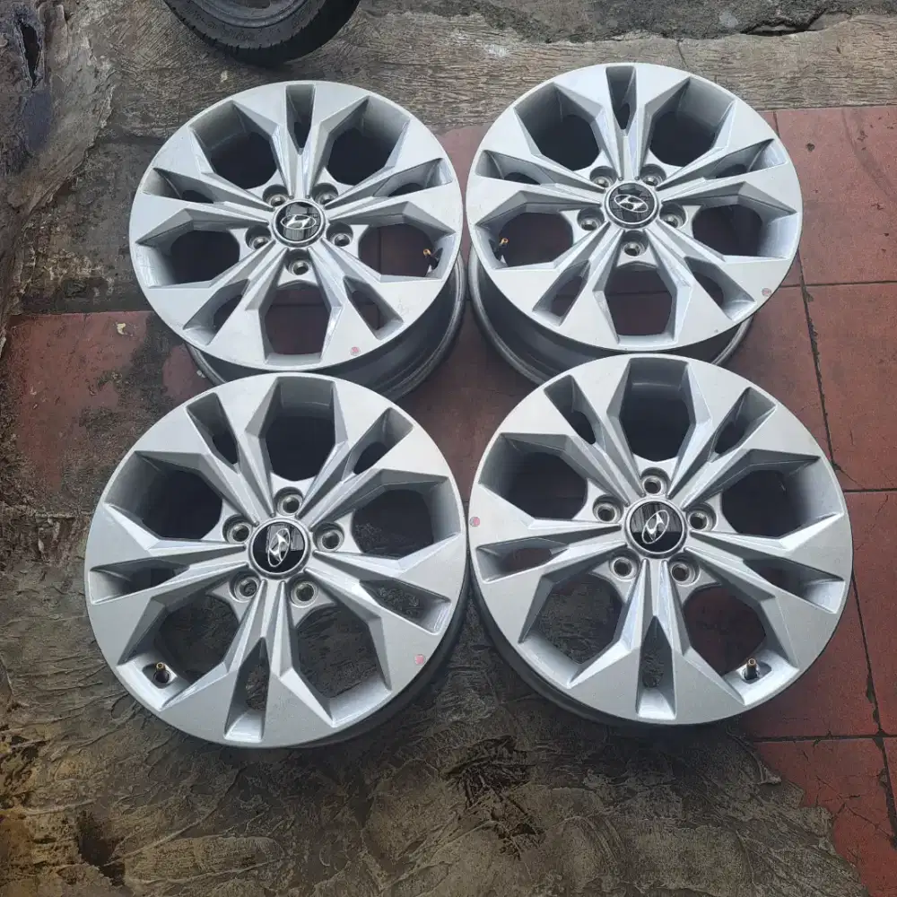 Velg hyundai stargazer masih like new ring 16 cocok buat gran max cary