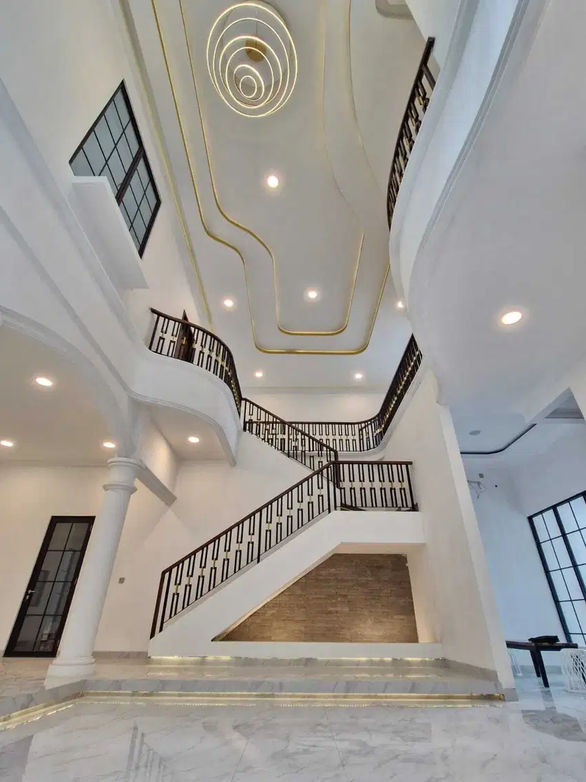 Rumah Mewah Tomang dekat ke Mal CP Jakarta Barat. Ada Rooftop nya