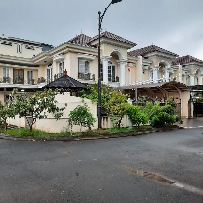 Dijual Rumah 3,5 Lantai Siap huni diHoek Royal residence Ujung Menteng