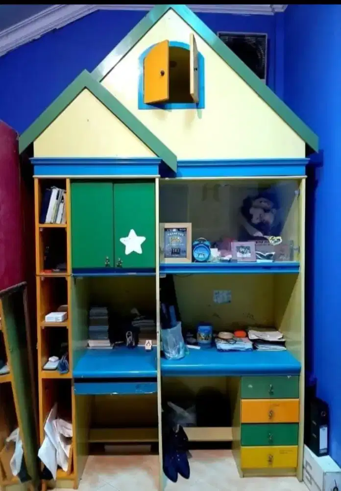 Lemari baju dan lemari belajar.
 Bahan dari kayu