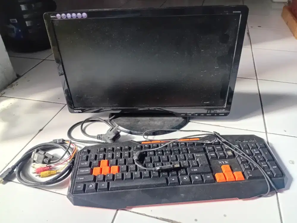 Layar Komputer dan keyboard bekas