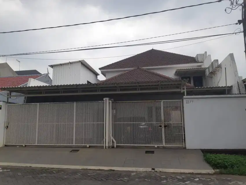 Dijual Rumah Manyar Tompotika 2 Lantai Row Jalan Lebar Bagus Terawat