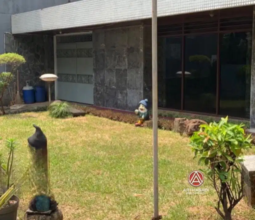 RUMAH LAMA RAPI TERAWAT LOKASI EKSKLUSIF