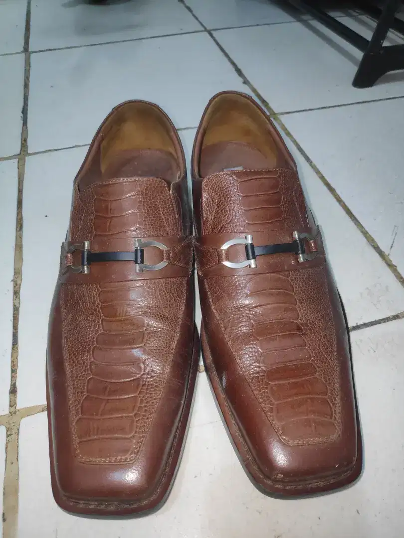 Sepatu kulit buaya asli