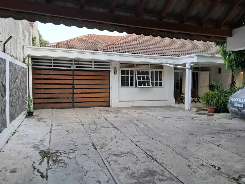 Rumah lama terawat, asri dan nyaman