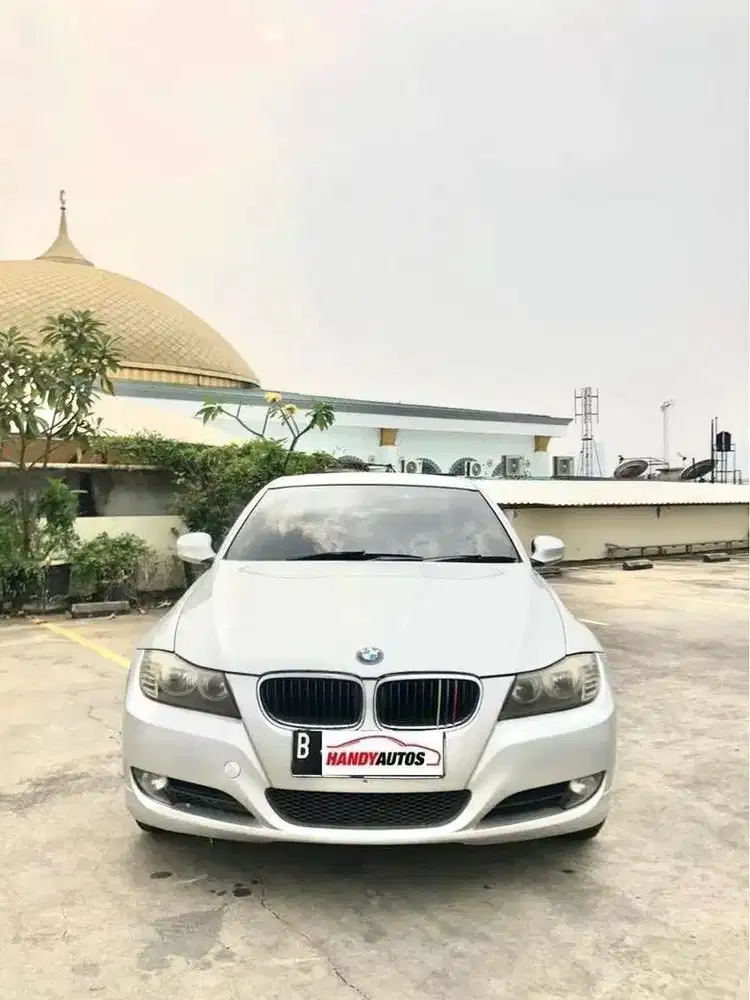 BMW 320i LCI Tahun 2010 Automatic Abu abu Metalik