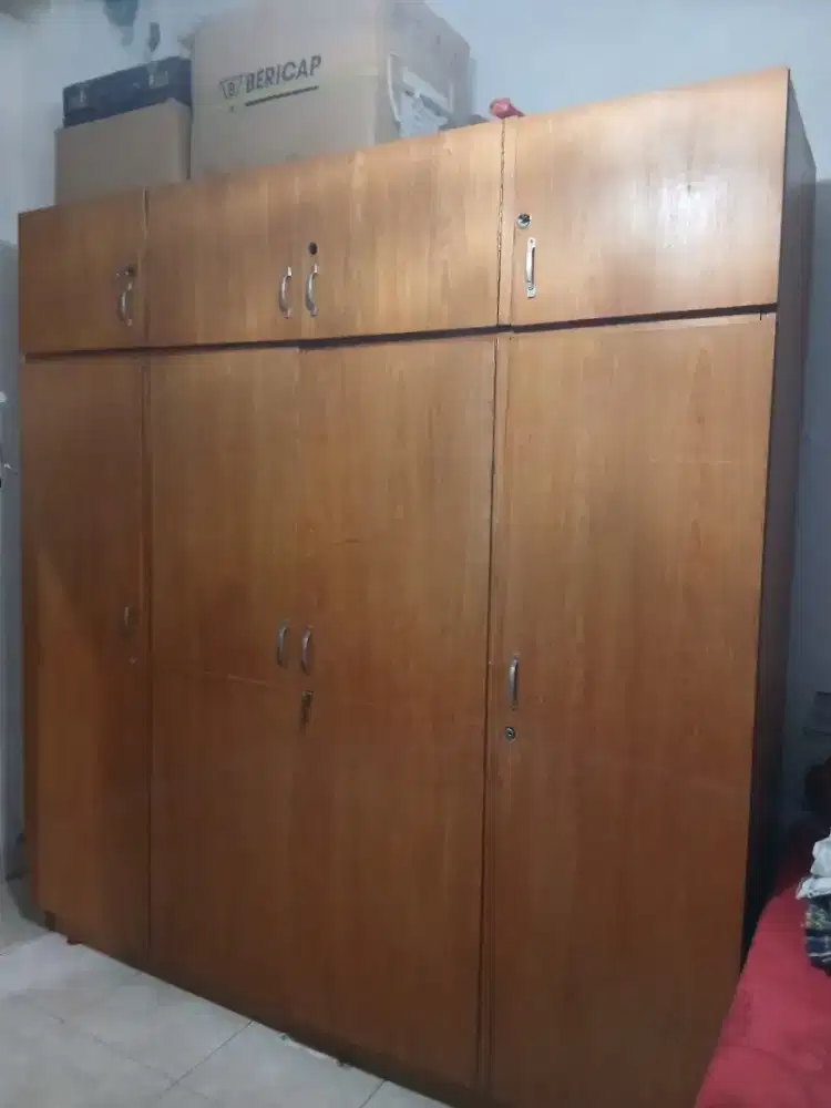 Lemari pakaian 4 pintu