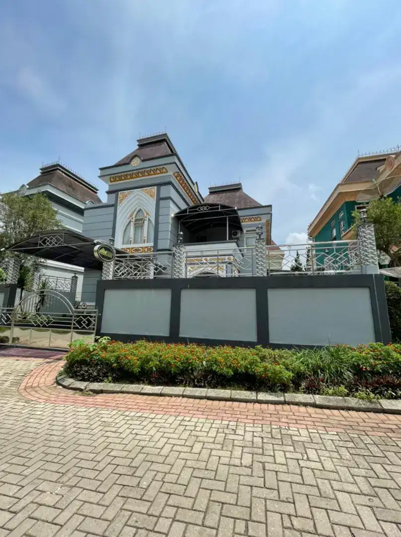 Dijual vila mewah sekali 2LT berikut isinya lokasii kota bunga Cipanas