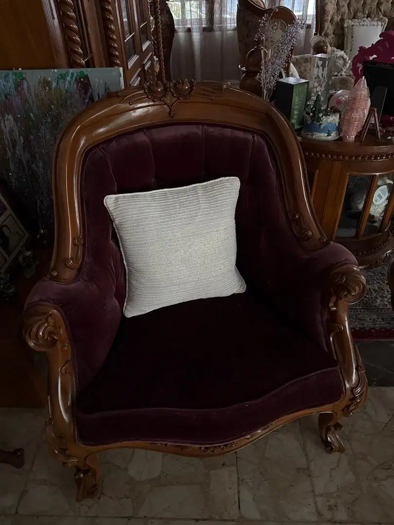 Kursi jati warna ungu maroon