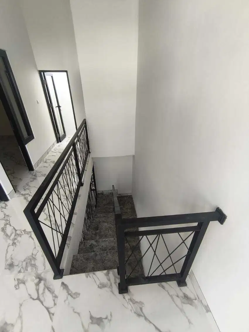 DIJUAL RUMAH TINGGAL 4 KAMAR TIDUR STRATEGIS DI RUNGKUT TERKEREN