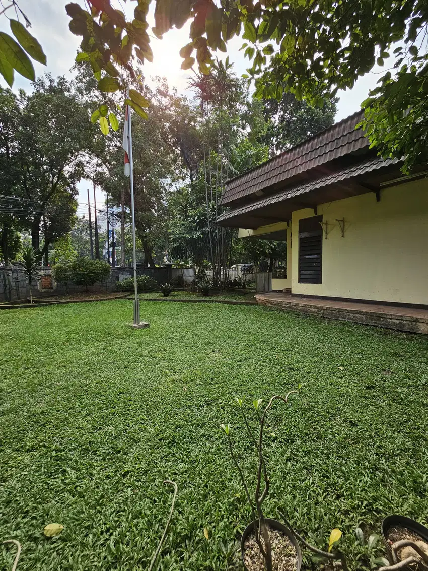 DIJUAL RUMAH LAMA HITUNG TANAH POSISI & DEPAN TAMAN KEBAYORAN BARU JAK