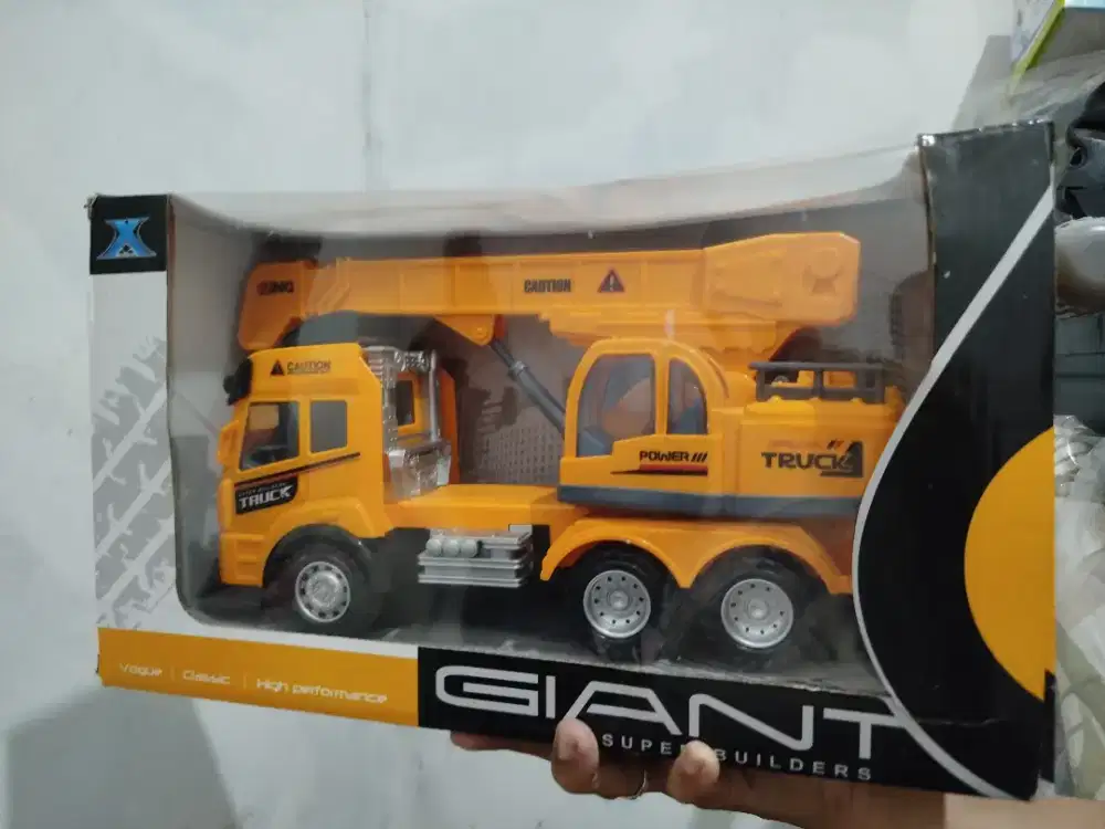 Mainan mobilan traktor