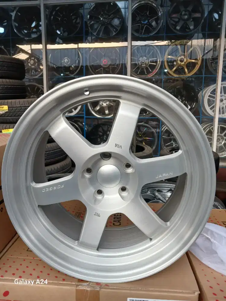 Rays te37 ring 18x9,5 5x114,3 ET 25 nova brush clear. Innova reborn