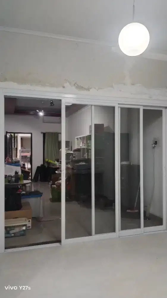 Pintu kaca sliding door 3 daun tumpuk satu sisi