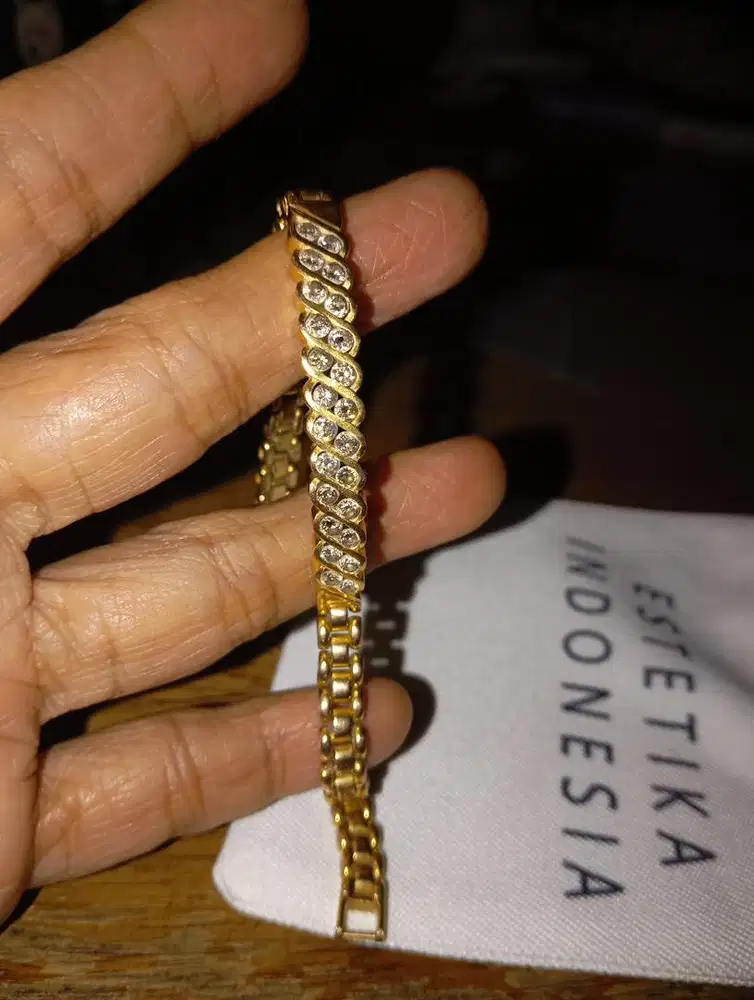 Terima perhiasan emas dan berlian