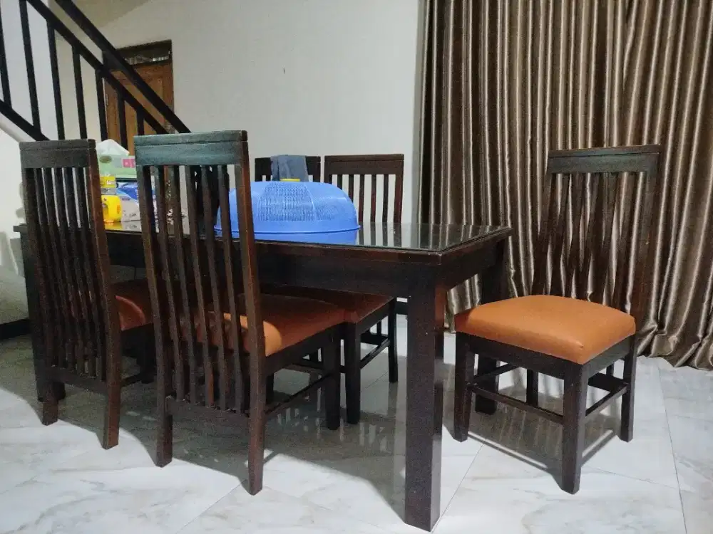 Meja makan dan 6 kursi