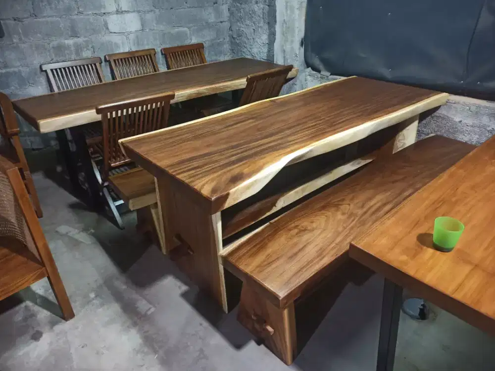 Meja kayu solid
