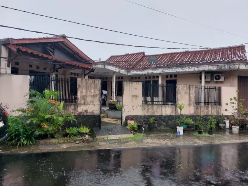 DIJUAL RUMAH DENGAN TANAH YG LUAS PINGGIR JALAN UTAMA