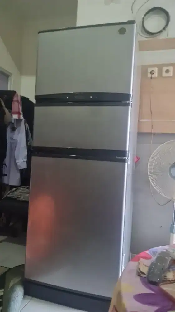 Kulkas 3 pintu merk LG