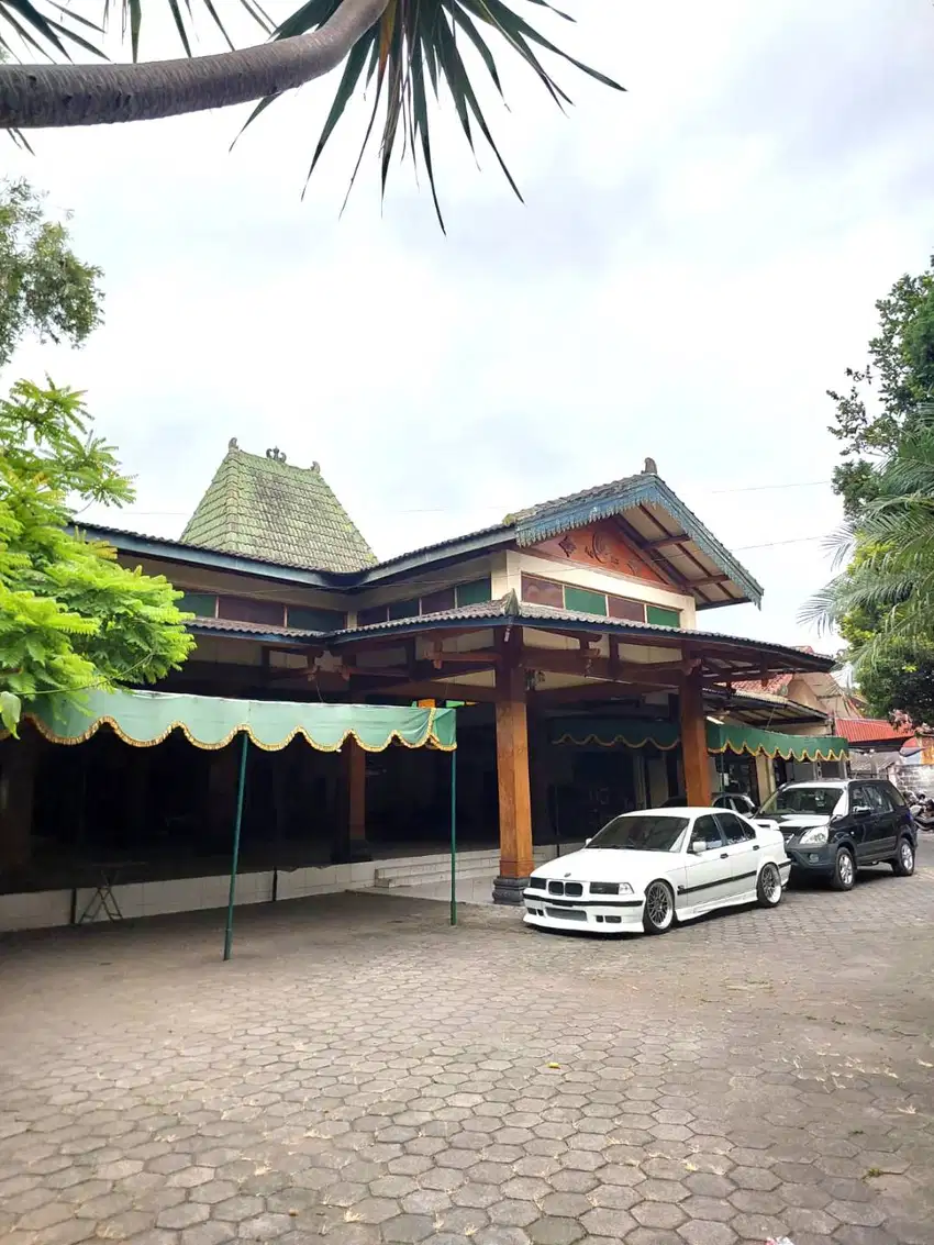 Rumah dan Pendopo Pertemuan Strategis di Tengah Kota