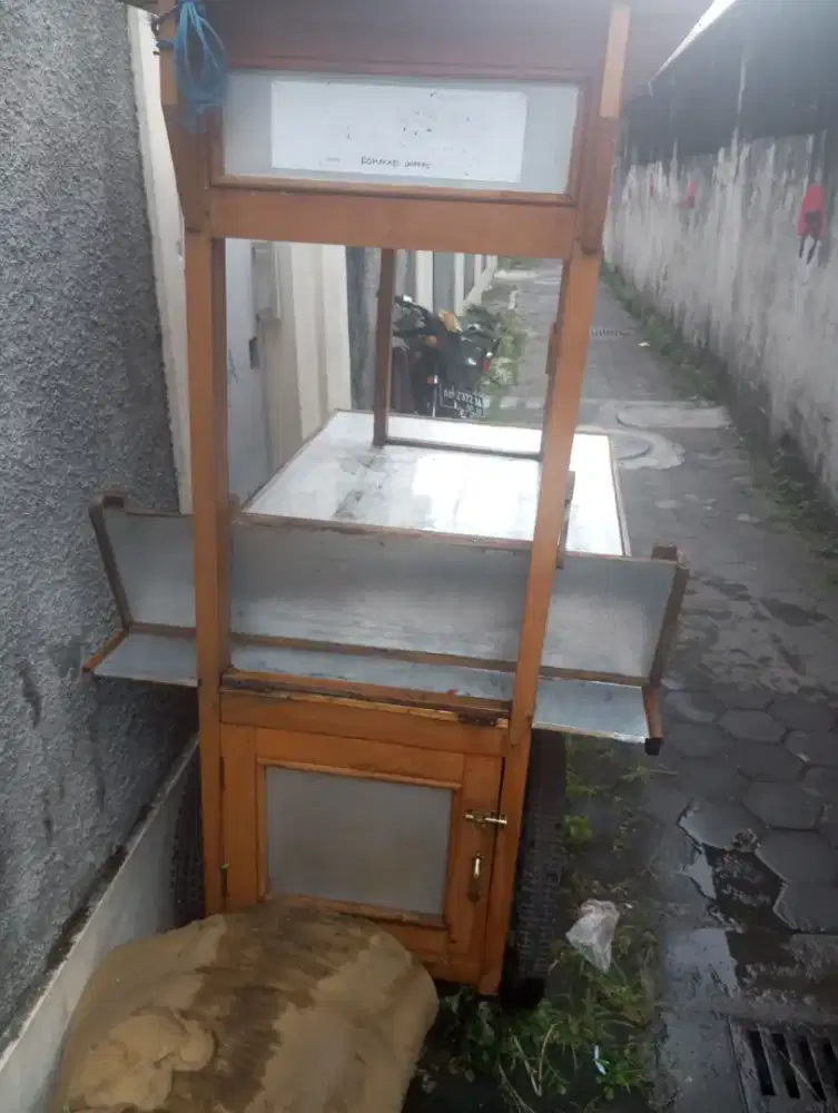 Gerobak  bekas pecel lele