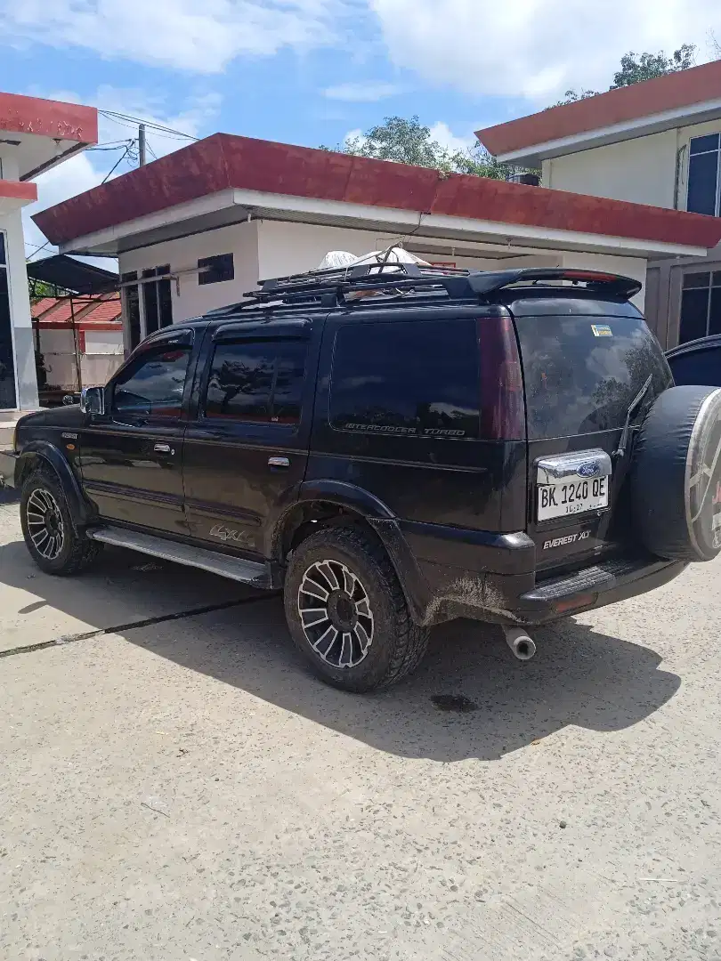 Dijual Ford Everest xlt 4×4 diesel manual.