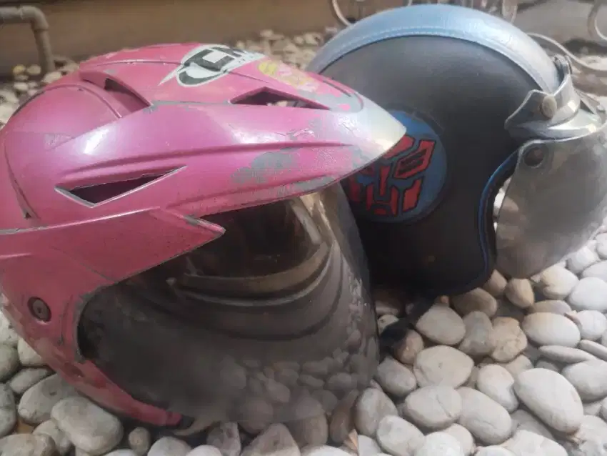 Helm anak warna biru dan pink