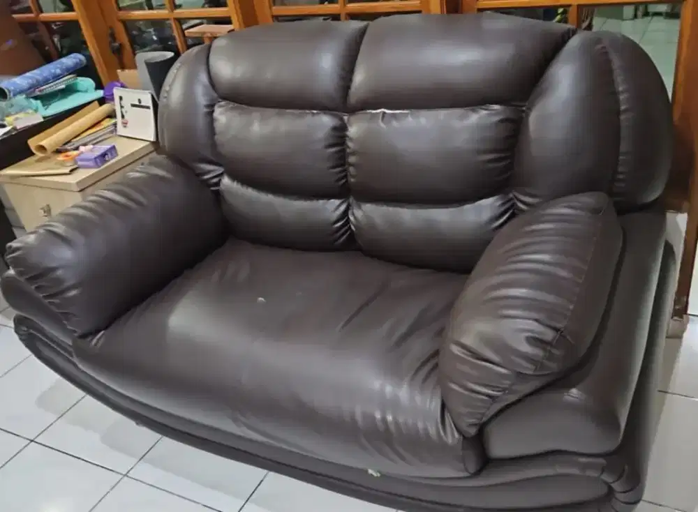 Sofa 2 seater / 2 tempat duduk,  dengan penyangga tangan yang besar
