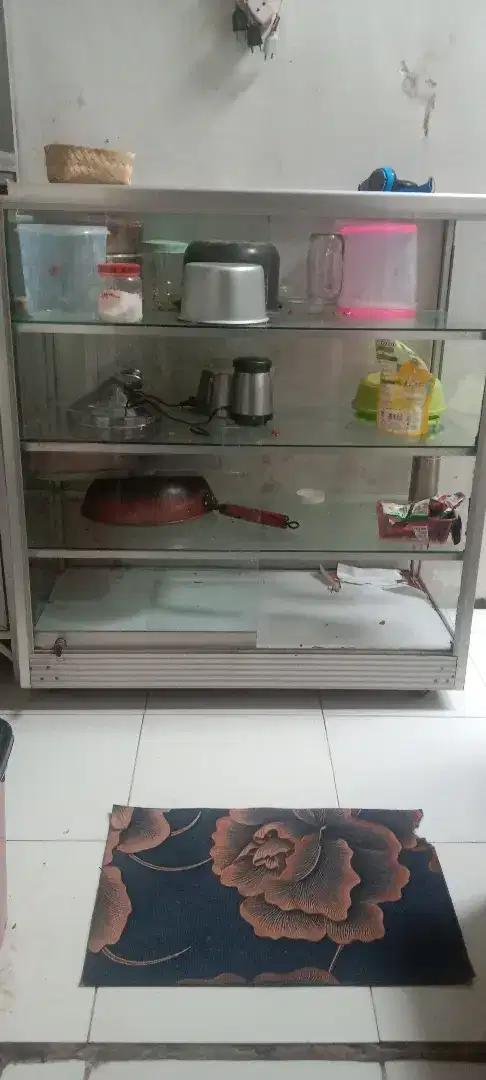Etalase pecah kaca 1