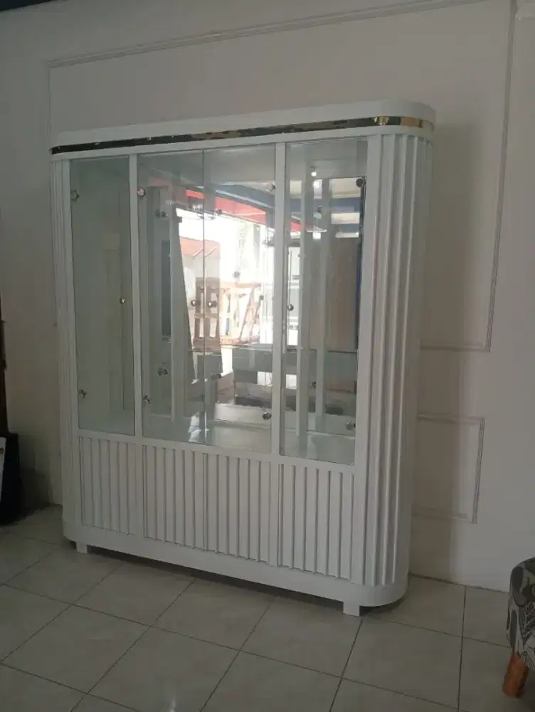 Lemari kaca hias