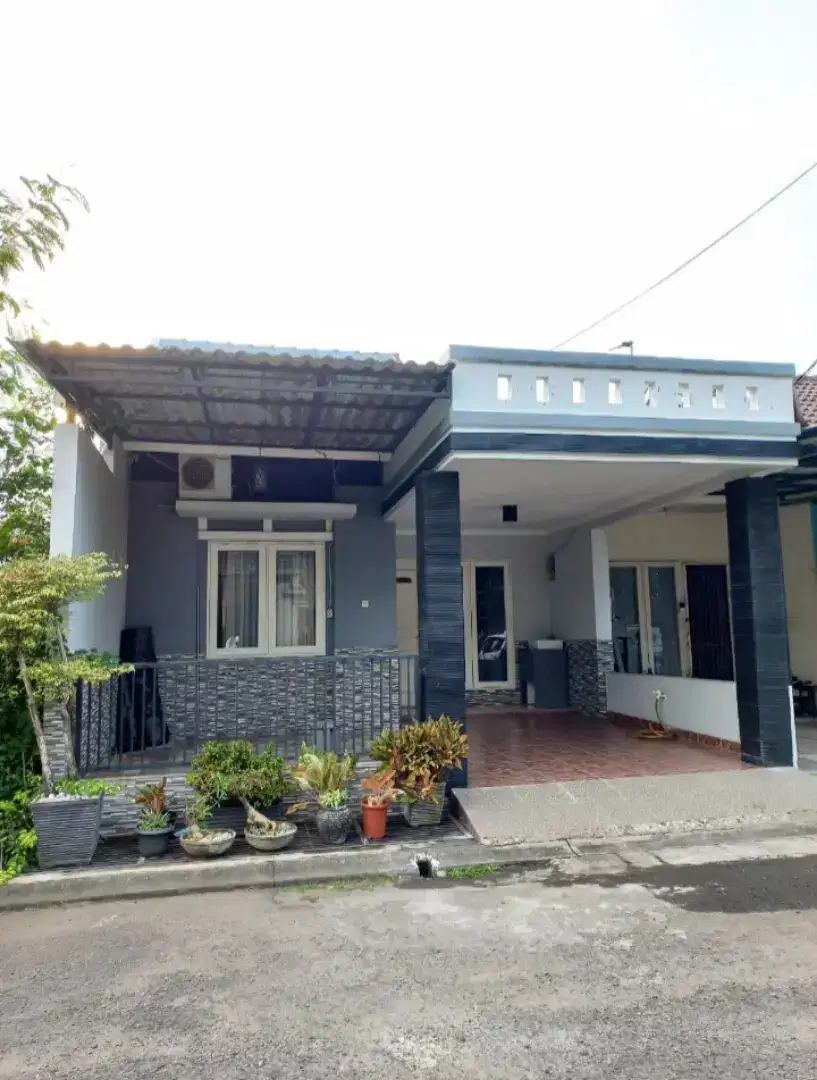 Dijual rumah siap huni, sudah renovasi tinggal tempatin saja.