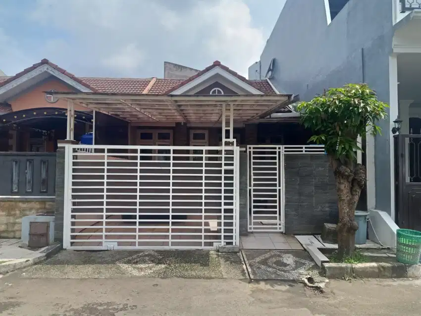 Rumah Sudah Direnovasi, Selatan, Depan Taman, di Cluster Banjar Wijaya