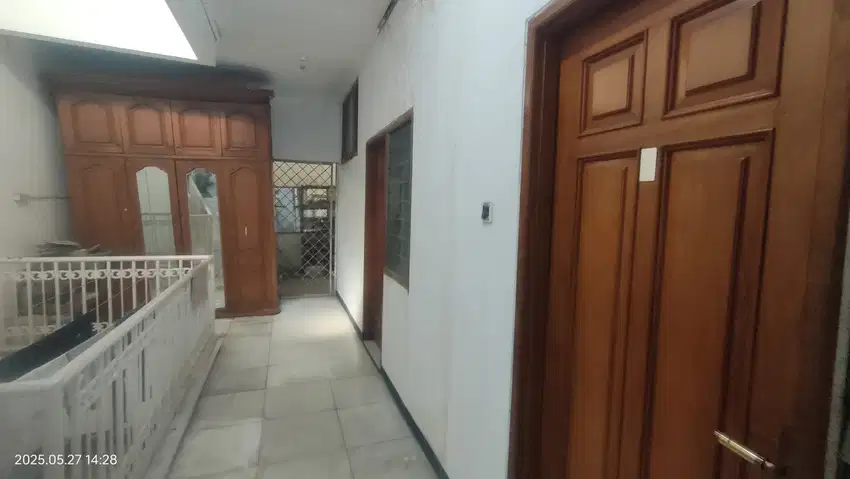 Dijual rumah 2 lantai daerah komersial Pancoran Jakarta Selatan
