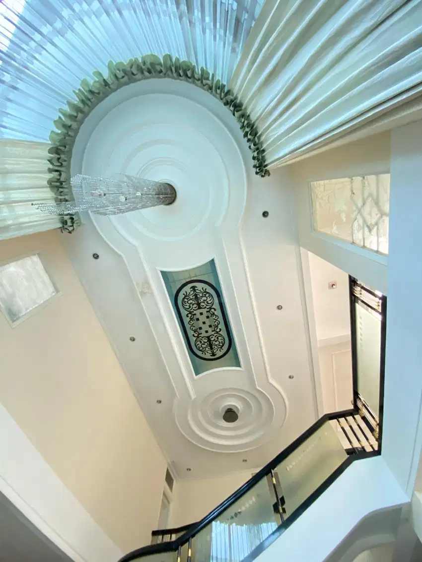 Dijual Rumah besar luxury 2 lantai SHM di Mainroad Cipaganti
