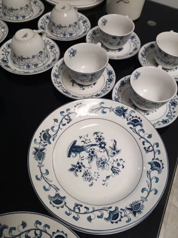 Set Cangkir, piring dan mangkok