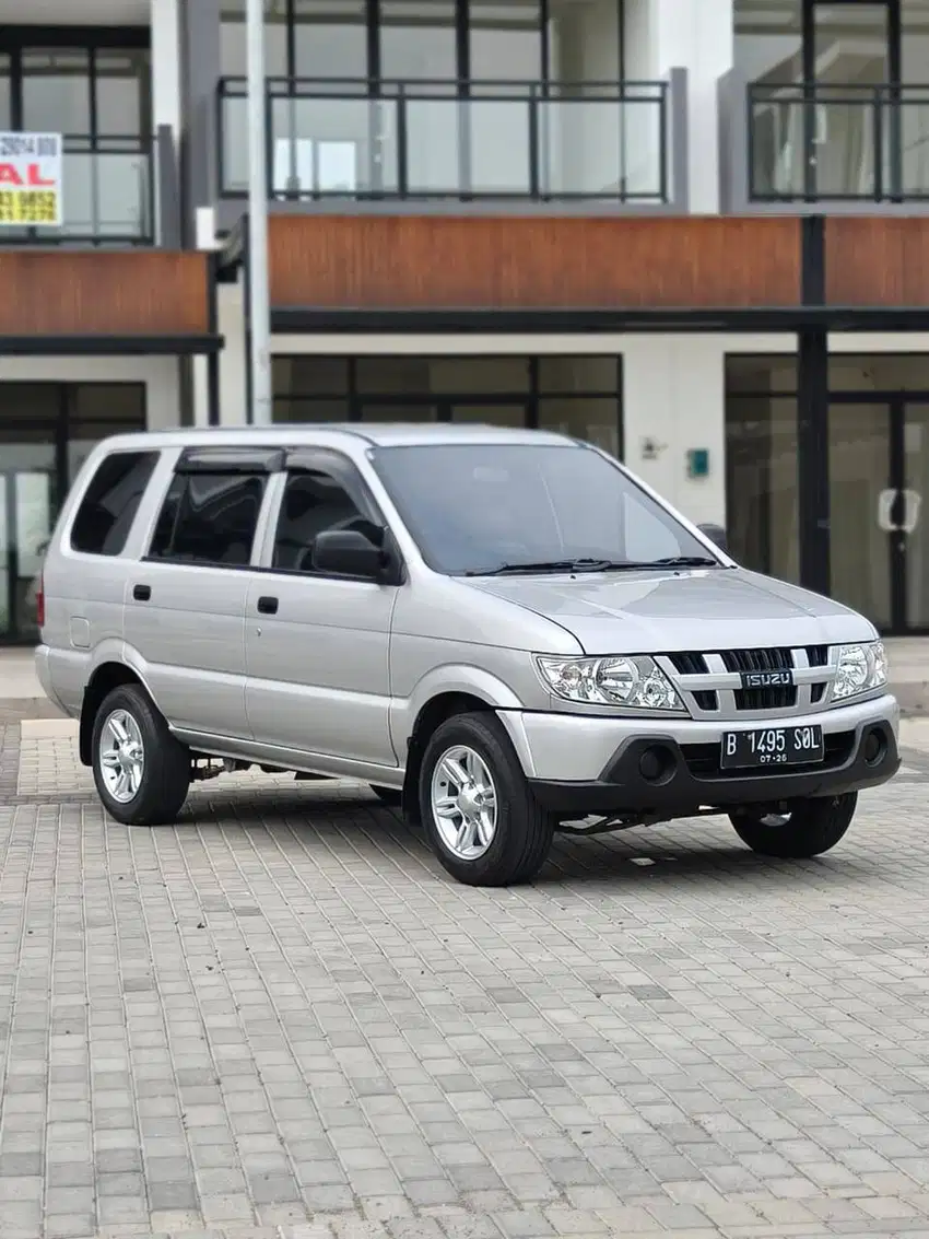Isuzu Panther 2.5 Solar LM MT 2011