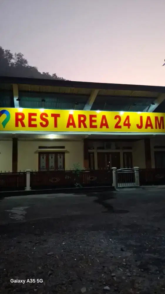 Billboard costum lampu sorot