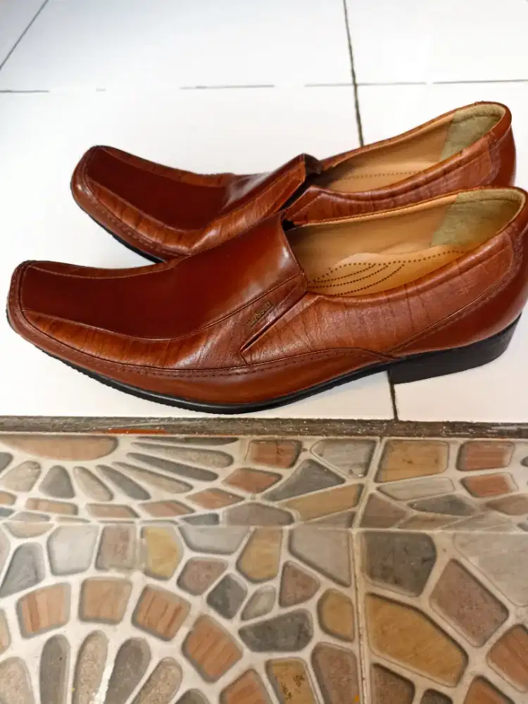 Sepatu pantopel karbovil