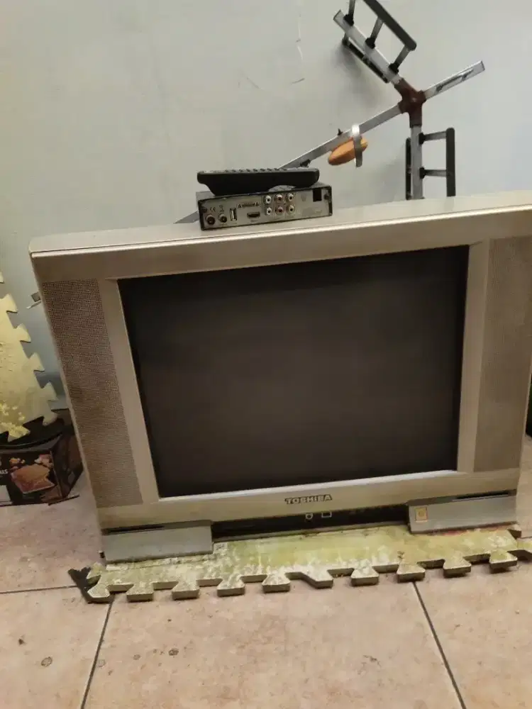Televisi merk TOSHIBA 21 in kondisi hidup