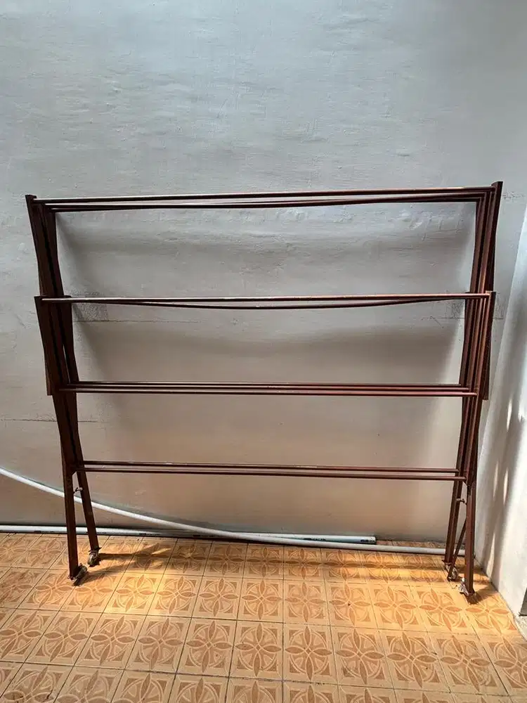 Jemuran kain warna coklat.