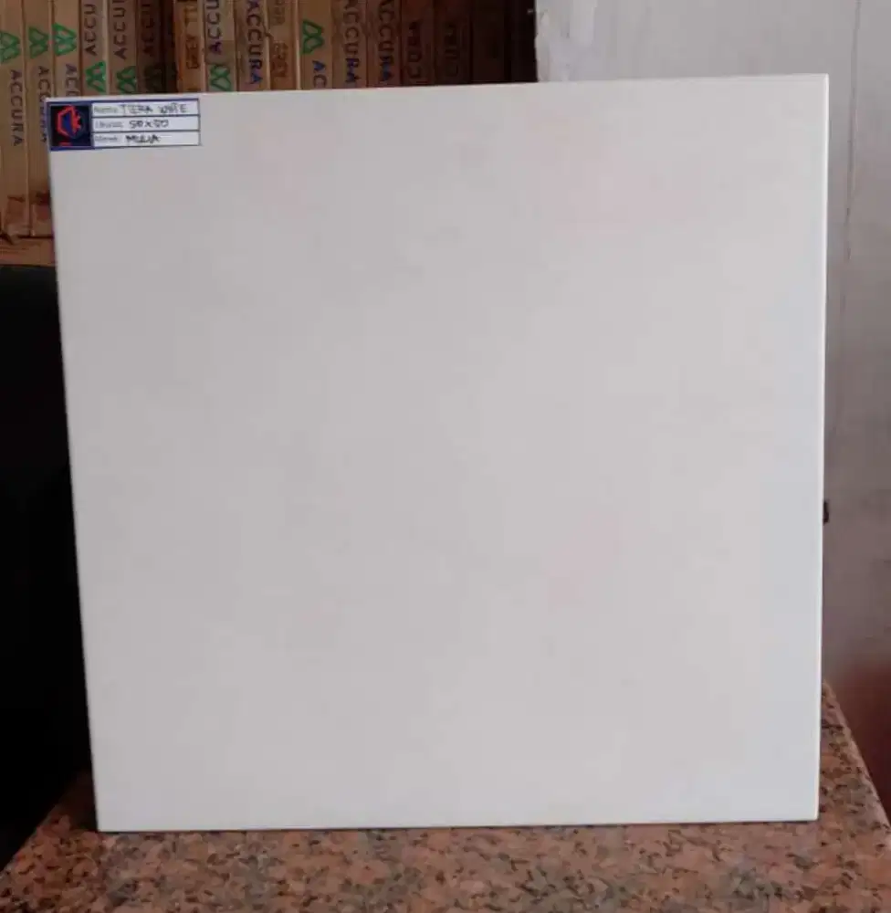 Keramik lantai ukuran 50cm x 50cm