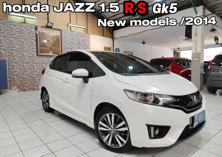 (Low km) Honda JAZZ RS GK 5 Bensin AT 2014 Putih . Low km