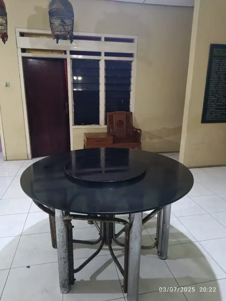 Meja makan bulat bisa lepas pasang
